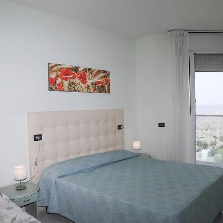 Hotel La Bussola Лидо-ди-Езоло Экстерьер фото