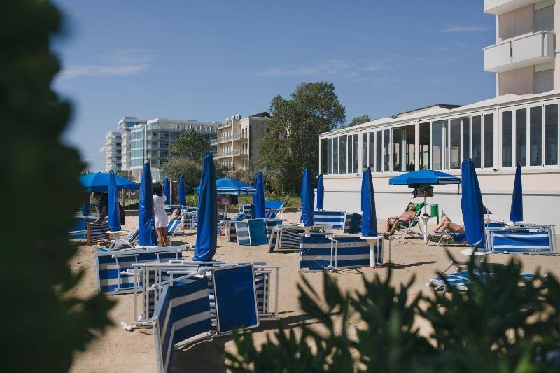 Hotel La Bussola Лидо-ди-Езоло Экстерьер фото