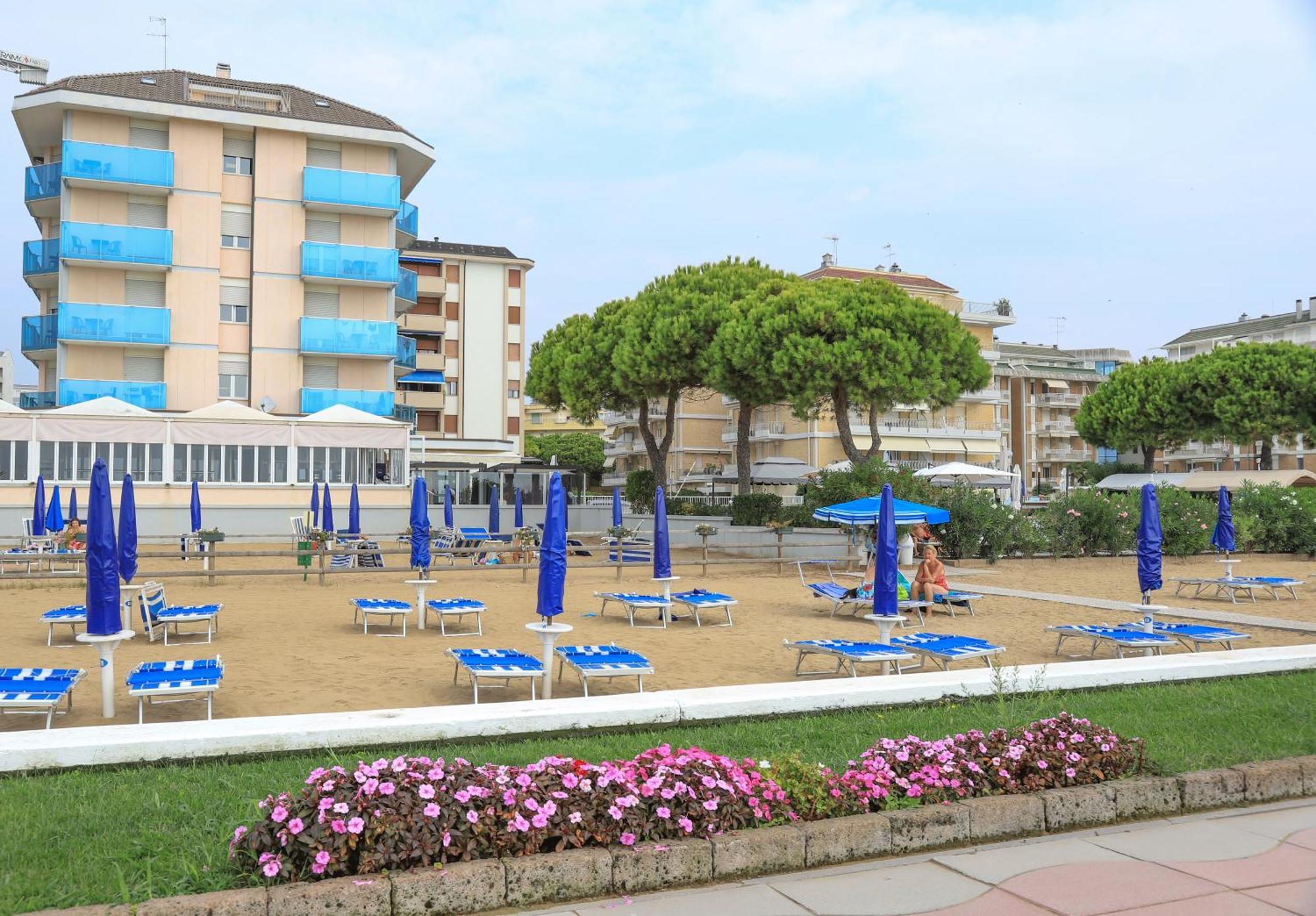 Hotel La Bussola Лидо-ди-Езоло Экстерьер фото