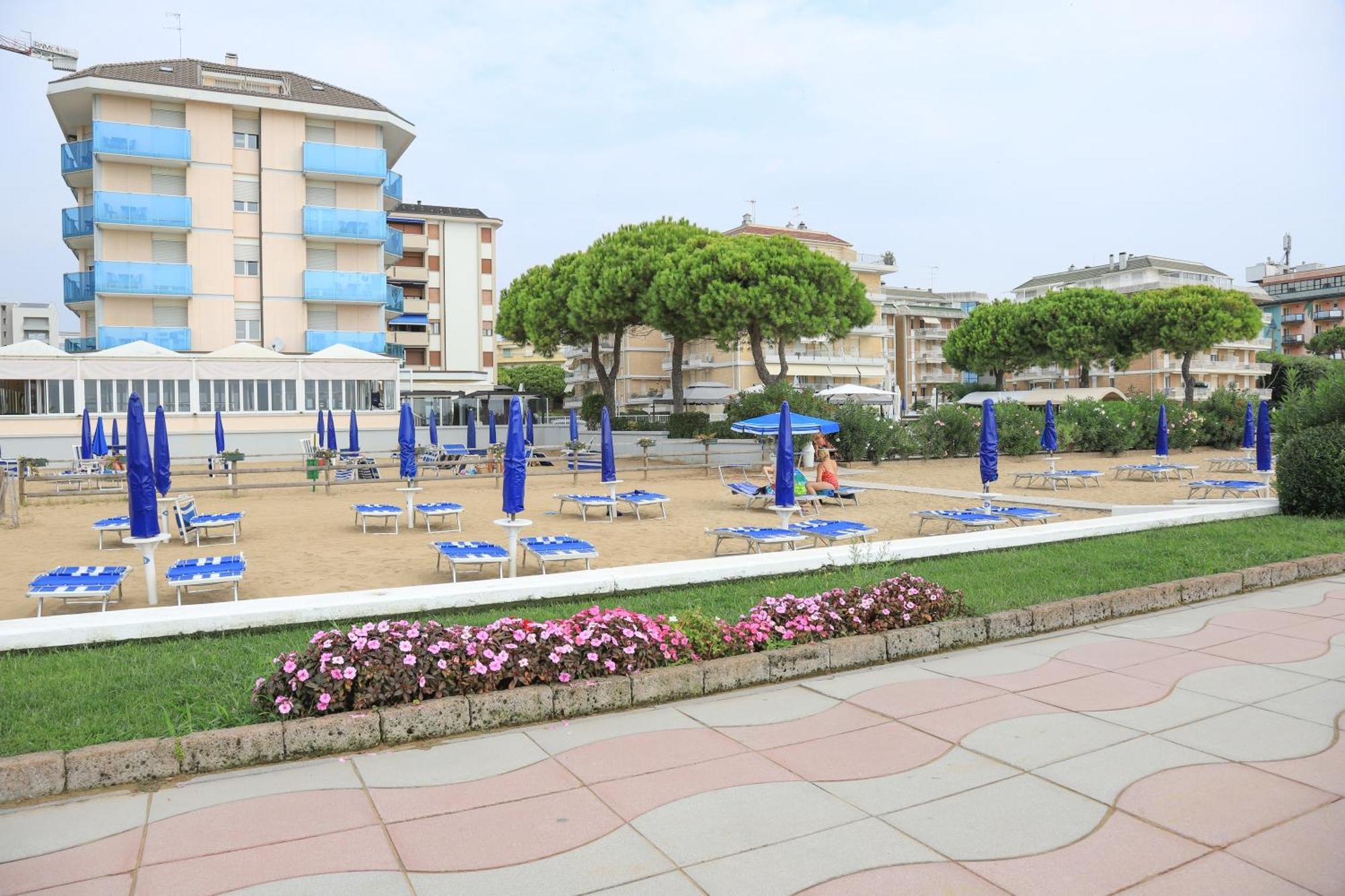 Hotel La Bussola Лидо-ди-Езоло Экстерьер фото