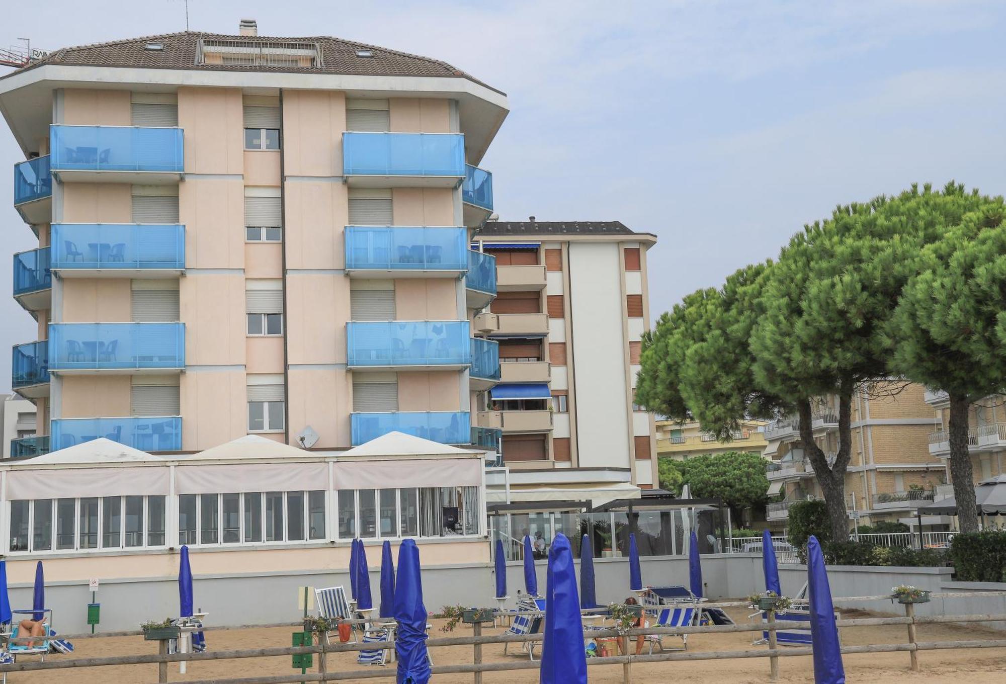 Hotel La Bussola Лидо-ди-Езоло Экстерьер фото