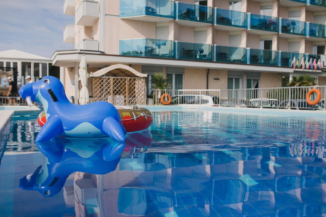 Hotel La Bussola Лидо-ди-Езоло Экстерьер фото